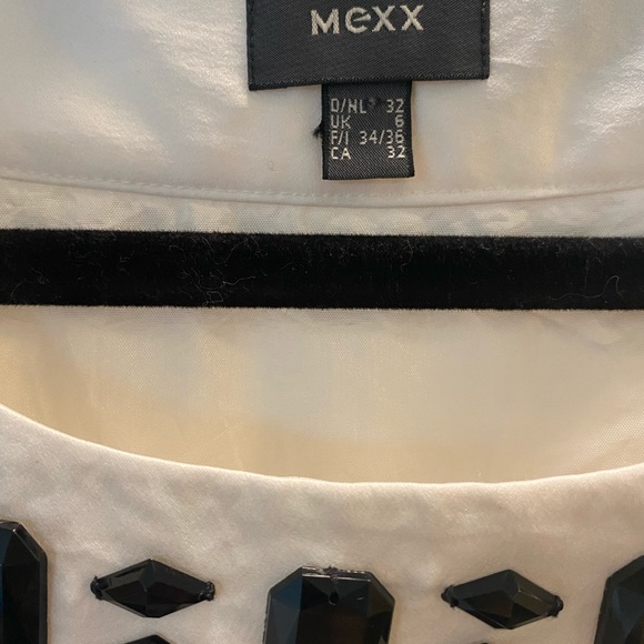 White dress with black stones on neck line - Picture 5 of 7